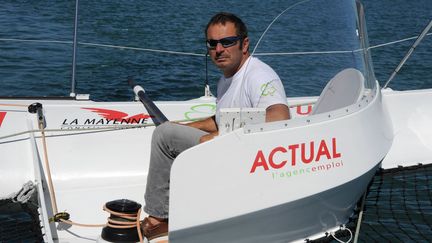 Le skipper Yves Le Blevec sur son bateau lors de la Route du Rhum en 2010. (V MOUCHEL / MAXPPP TEAMSHOOT)