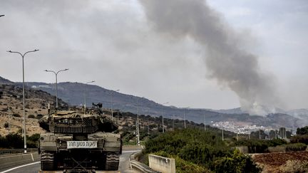 Un char israélien patrouille près de Kiryat Shmona, situé à quelques kilomètres de la frontière avec le Liban, le 30 octobre 2023. (FADEL SENNA / AFP)