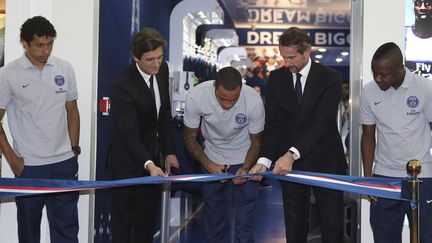 Le joueur parisien Gregory Van der Wiel inaugure la boutique officielle du PSG &agrave; Doha, au Qatar, le 31 d&eacute;cembre 2013. (FADI AL-ASSAAD / REUTERS)