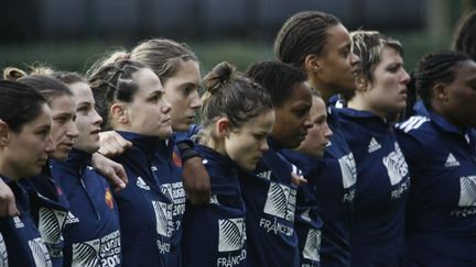 Les Bleues se rassemblent pour l'hymne national avant le match France-Italie au stade Ernest Argel&egrave;s de Blagnac (Haute-Garonne), le 8 f&eacute;vrier 2014. (PIERRE MERIMEE / AFP)