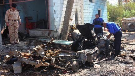 Les forces de s&eacute;curit&eacute; irakiennes inspectent le site d'une attaque &agrave; la bombe &agrave; Anbakiya, un village au nord-est de Bagdad, en Irak, le 10 septembre 2013. (REUTERS)