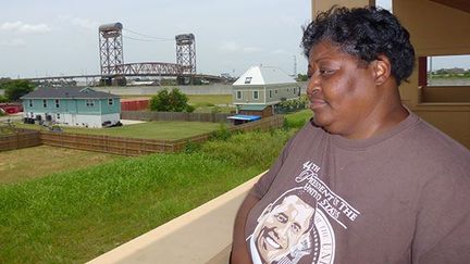 Trudy, qui a tout perdu lors du cyclone, son logement et son travail, regarde les nouvelles constructions du quartier de Lower Ninth Ward , au bord du Mississipi. 

Elle-même a été relogée dans une maison construite grâce à l’association Make it right financée par Brad Pitt*.

Le 6 novembre 2012, Trudy votera pour Barack Obama. (Stéphane Dubun)