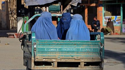 Des femmes afghanes à Kandahar (Afghanistan), le 18 décembre 2021. (JAVED TANVEER / AFP)