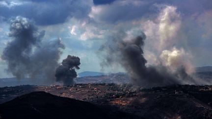 De la fumée s'échappe du village de Taibeh (Liban), près de la frontière avec Israël, après des frappes israéliennes massives, le 23 septembre 2024. (MARWAN NAAMANI / ZUMA PRESS WIRE / SIPA)