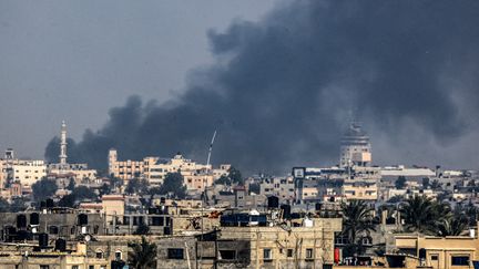 De la fumée s'échappe de Khan Younès, au sud de la bande de Gaza le 6 janvier 2024. (- / AFP)