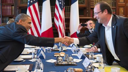 Le pr&eacute;sident am&eacute;ricain Barack Obama et son homologue fran&ccedil;ais Fran&ccedil;ois Hollande lors d'une r&eacute;union en marge au G8, le 18 juin 2013, &agrave;&nbsp;Enniskillen, en Irlande du Nord.&nbsp; (BERTRAND LANGLOIS / AFP)