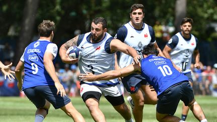 Dorian Aldegheri et Paul Boudehent lors d'un entraînement du XV de France, à Capbreton, le 9 août 2023. (GAIZKA IROZ / AFP)