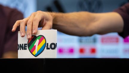 Photo du brassard inclusif "One love", signe de lutte contre la discrimination et pour la diversité lors de la Coupe du monde de football au Qatar. (SEBASTIAN GOLLNOW / AFP)