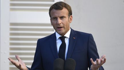 Emmanuel Macron lors d'une conférence de presse commune avec Angela Merkel, le 20 août 2020 au Fort de Brégançon (Var). (CHRISTOPHE SIMON / POOL / AFP)