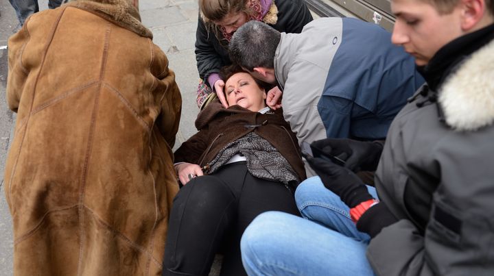 La pr&eacute;sidente du Parti chr&eacute;tien-d&eacute;mocrate, Christine Boutin, incommod&eacute;e par des gaz lacrymog&egrave;nes lors de la "Manif pour tous", dimanche 24 mars 2013. (ERIC FEFERBERG / AFP)