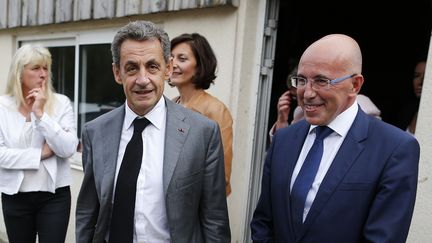 Nicolas Sarkozy et Eric Ciotti, lors d'un déplacement dans le Calvados, en septembre 2016. (CHARLY TRIBALLEAU / AFP)