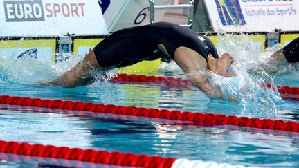 Laure Manaudou lors du d&eacute;part du 100m dos des championnats de France de natation &agrave; Dunkerque (Nord), o&ugrave; elle s'est qualifi&eacute;e pour les JO de Londres, le 20 mars 2012.&nbsp; (BAZIZ CHIBANE/SIPA)