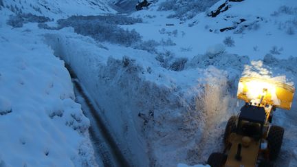 Le travail du chasse-neige a permis d'organiser des convois pour ravitailler Bonneval-sur-Arc (Savoie), le 9 janvier 2018. (ALAIN DUCLOS)