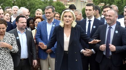 Marine Le Pen entourée de Louis Aliot et Jordan Bardella le 4 juillet 2021 à Perpignan (Hérault) (RAYMOND ROIG / AFP)