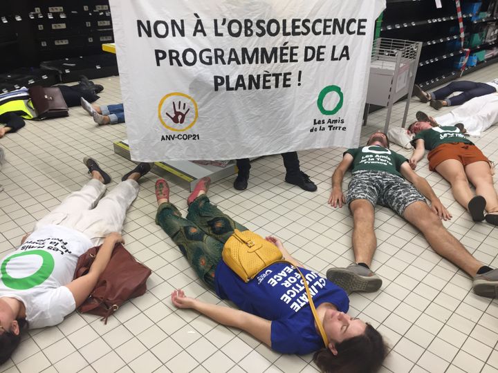 Des militants de l'association Les Amis de la terre ont vidé les rayons d'un supermarché à Montreuil (Seine-Saint-Denis), le 1 août 2018.&nbsp; (Olivia Chandioux/RADIOFRANCE)