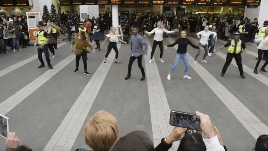 Video Calendrier De L Avent Des Policiers En Uniforme Participent Un Flash Mob