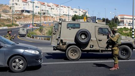 A Hébron (Cisjordanie), à proximité du domicile où une Israélienne de 13 ans a été poignardée par un Palestinien, le 30 juin 2016.&nbsp; (MUSSA QAWASMA / REUTERS)