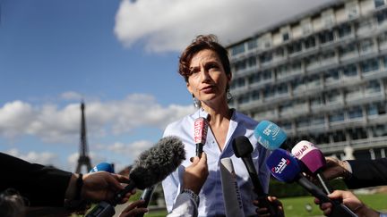 La future directrice générale de l'UNESCO, la Française Audrey Azoulay, devant le siège de l'institution à Paris. (THOMAS SAMSON / AFP)