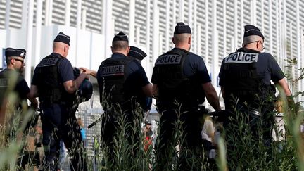 Des policiers anti-émeutes devant le stade Matmut Atlantique, à Bordeaux, le 14 mai 2022. (ROMAIN PERROCHEAU / AFP)