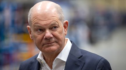 Le chancelier allemand Olaf Scholz visite une usine à Blankenfelde-Mahlow, le 3 janvier 2025. (SOEREN STACHE / DPA / AFP)