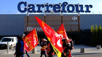 Des salariés de Carrefour manifestent devant le magasin d'Aix-en-Provence, le 8 février 2018. (PHOTO D'ILLUSTRATION / BORIS HORVAT / AFP)