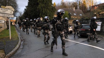 Des membres du GIPN et du RAID d&eacute;ploy&eacute;s &agrave; Corcy (Aisne), le 8 janvier 2015. (FRANCOIS LO PRESTI / AFP)