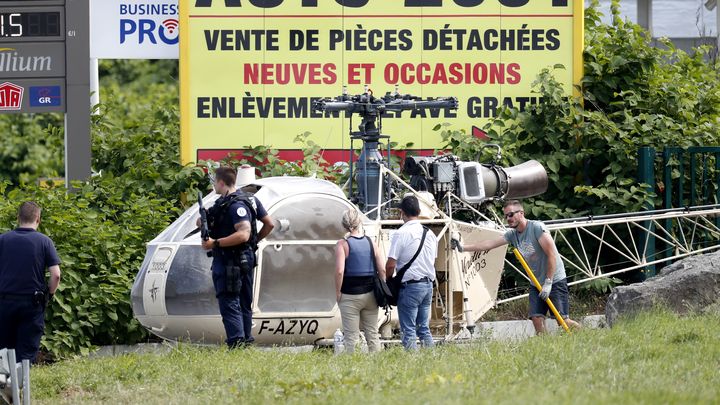 L'hélicoptère à bord duquel Rédoine Faïd s'est évadé de la prison de Réau (Seine-et-Marne), retrouvé à Gonesse, au nord de Paris, le 1er juillet 2018. (IAN LANGSDON / EPA / MAXPPP)