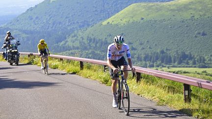 Tadej Pogacar tente de faire le trou devant le maillot jaune Jonas Vingegaard dans les pentes désertes du puy de Dôme, lors de la 9e étape, le 9 juillet 2023. (BERNARD PAPON / AFP)