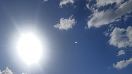 Pas un endroit en France où il fera moins de 30&nbsp;degrés&nbsp;vendredi 17 juin 2022, selon les prévisions météo. Et le week-end s'annonce encore plus chaud. (AURÉLIE LAGAIN / RADIO FRANCE)