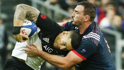 Sonny Bill Williams (Nouvelle-Zélande) et Louis Picamoles (France) lors d'un match amical au Stade de France le 11 novembre 2017. (GEOFFROY VAN DER HASSELT  / DPPI)