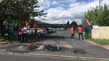 Devant un dépôt Vélib' à Alfortville, dans le Val-de-Marne, le 26 avril 2018. (CAMILLE ADAOUST / FRANCEINFO)