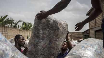 Dans cette entreprise, créée en 2017 et dirigée par Nelson Boateng, le plastique est transformé en pavés destinés à la construction des routes. Moyennant plusieurs étapes. (Cristina ALDEHUELA / AFP)