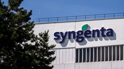 Une usine Syngenta, fabricant allemand de produits phytopharmaceutiques à base de S-métolachlore, le 20 août 2022 à Schweizerhalle (Suisse). (FABRICE COFFRINI / AFP)