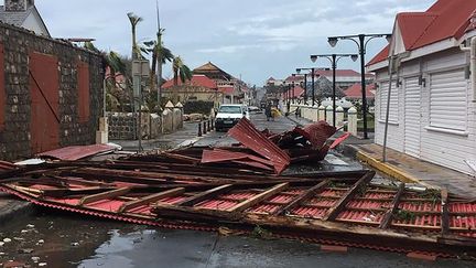 Une toiture est en travers de la route, jeudi 7 septembre, à&nbsp;Gustavia sur l'île de Saint-Barthélemy. (KEVIN BARRALLON / FACEBOOK / AFP)