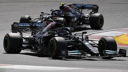 Hamilton a pris les commandes devant son coéquipier Bottas (GABRIEL BOUYS / AFP)