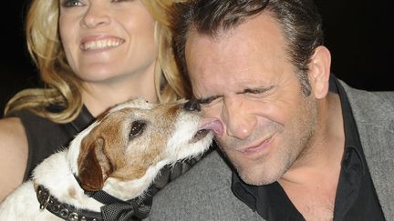 Le prix du meilleur "licking" de la semaine revient &agrave; Uggie le chien, presque aussi c&eacute;l&egrave;bre que Jean Dujardin. (ROBYN BECK / AFP)