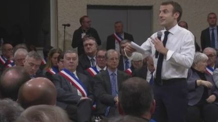 Après Grand Bourgtheroulde (Eure) et Souillac (Lot), Emmanuel Macron croise à nouveau le fer avec des élus, jeudi 24 janvier à Valence, dans la Drôme. (FRANCE 2)