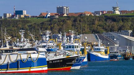 Des bateaux dans le port de Boulogne-sur-Mer. (LEYLA VIDAL / MAXPPP)