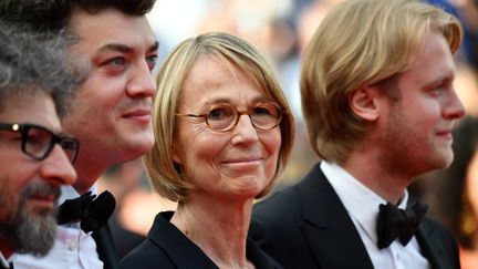 Françoise Nyssen, la ministre de la culture, sur le tapis de cette première montée des marches à Cannes aux côtés des producteurs du réalisateur Kirill Serebrennikov, assigné à résidence dans son pays, le Kazakhstan
 (Alberto PIZZOLI / AFP)