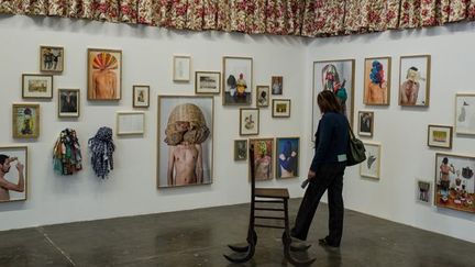 Une visiteuse observe le travail du Brésilien Nino Cais à la Biennale (4/9/2012)
 (Yasuyoshi Chiba / AFP)