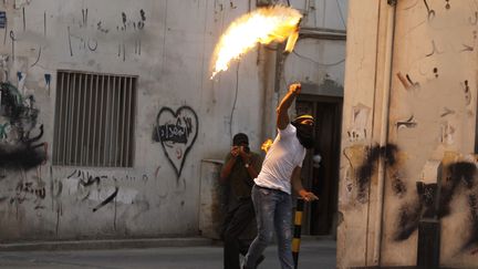 Un homme lance un cocktail Molotov &agrave; Sanabis (Bahrein), le 4 avril 2012. (HAMAD I MOHAMMED / REUTERS)