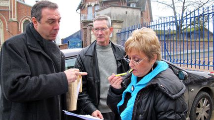 Freddy&nbsp;Grzezizak, &eacute;lu Debout la R&eacute;publique, Didier et Maryvonne Bouton, militants font un point dans leur chasse aux signatures, &agrave; St Simon (Aisne) le 28 novembre 2011. (Salom&eacute; LEGRAND / FTVi)