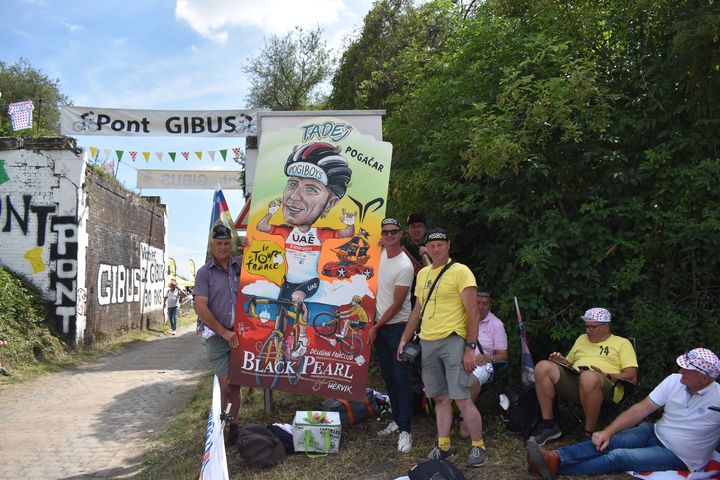 Des supporters belges de Tadej Pogacar étaient présents au Pont Gibus sur la cinquième étape du Tour de France, mercredi 6 juillet.&nbsp; (HORTENSE LEBLANC/ FRANCEINFO:SPORT)