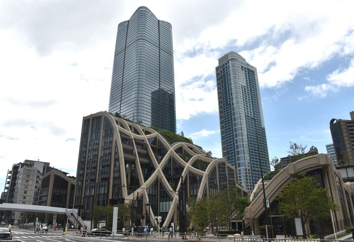 Le complexe immobilier Azabudai Hills, inauguré le 24 novembre 2023, photographié le 8 août 2023. (KANSHIRO SONODA / YOMIURI / AFP)