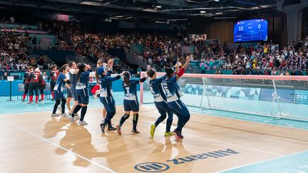 Même battue 10-0 par le Canada, l'équipe de France féminine de goalball fait la fête avec le public à la fin de son premier match aux Jeux paralympiques de Paris, le 29 août 2024. (KELLERMAN YONATHAN / AFP)