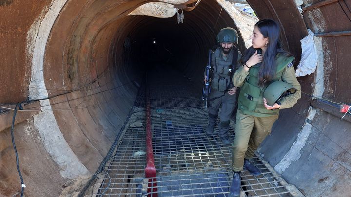 Un tunnel creusé par le Hamas au nord de la bande de Gaza, pourvu de son système d'éclairage et de ventilation. (THIBAUT LEFEVRE / FRANCEINFO)