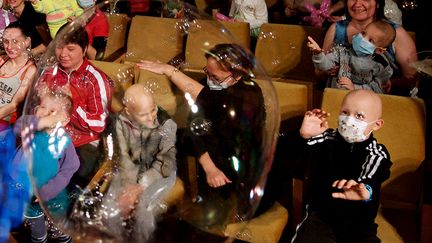 Spectacle de No&euml;l dans un centre pour enfants atteints d'un cancer &agrave; Minsk (Russie), le 15 d&eacute;cembre 2014. (MAXIM MALINOVSKY / AFP)