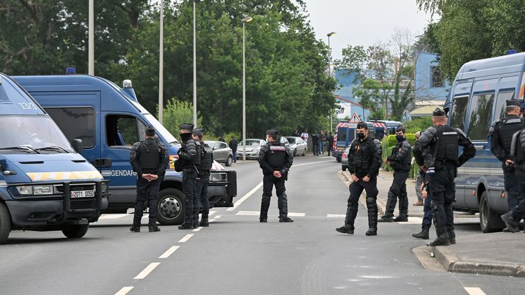 Des gendarmes en poste à Redon (Ille-et-Vilaine), lieu de l'installation d'une rave-party le 18 juin 2021. (LOIC VENANCE / AFP)