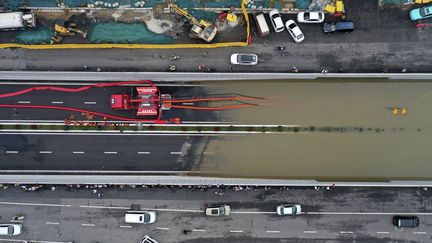 Une vue aérienne d'une opération de pompage à&nbsp;Zhengzhou (Chine), dans la province de Henan, le 21 juillet 2022. (MA XIAORAN / XINHUA / AFP)