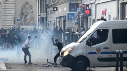 Des émeutiers face à un camion de CRS, à Marseille le 30 juin. (CHRISTOPHE SIMON / AFP)